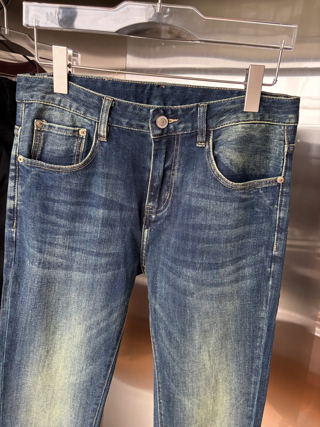 P240 A super stylish pair of jeans, customized original washed denim fabric, unique design, top-notch embroidered letter pattern logo, original hardware accessories decoration, an extremely outstanding pair of jeans, the materials and craftsmanship are extremely luxurious and exquisite, extremely high-grade, handsome and stylish upper body, recommended 👍, 005 code number: 29-38 but not 35; 37